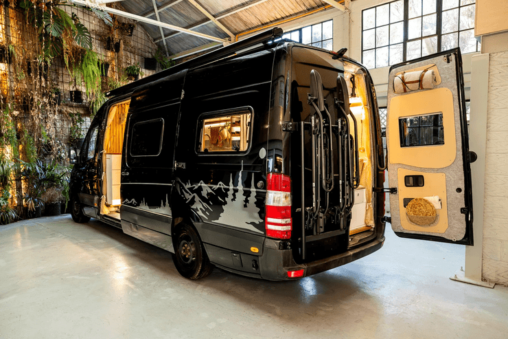 Британці перетворили фургон у квартиру на колесах