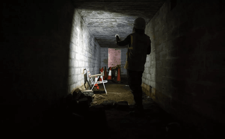 Вхід до секретного бункера, бункер, притулок, бункер часів Другої світової війни, прибрали зарості, назад у минуле, будівельники знайшли бункер