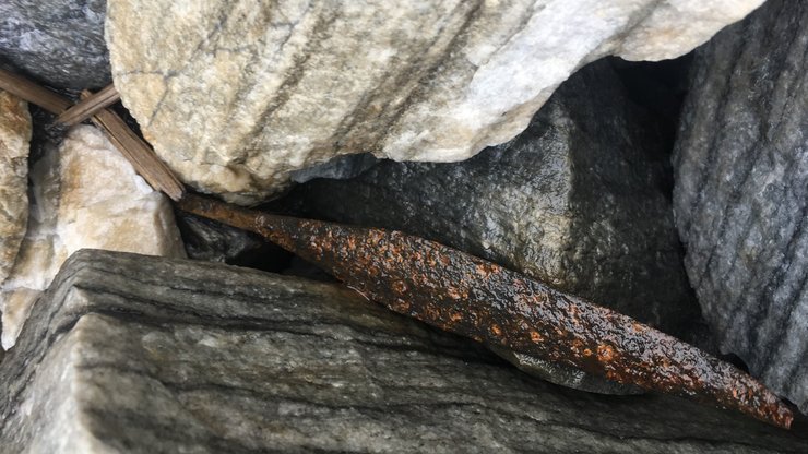 залізний наконечник стріли, стріла, каміння, фото