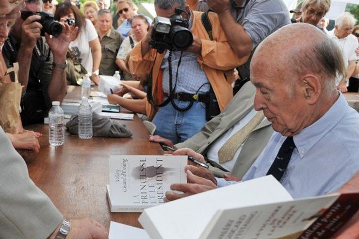 Жискар на автограф-сессии, посвященной его любовному роману