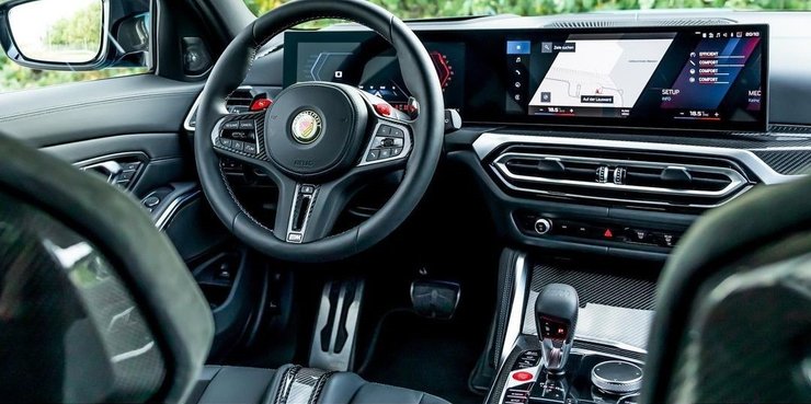 В отделке салона появился карбон