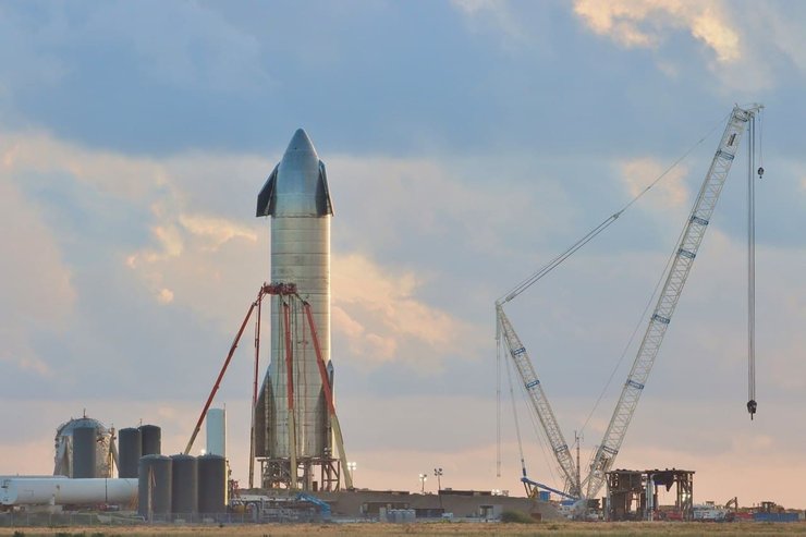 На этом фото восьмой прототип марсианского корабля Starship SN8. Он отлетал 8 месяцев назад, а сегодня к полету готовится уже 16-й прототип