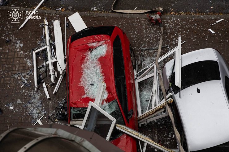 На машини під будинком посипалося скло внаслідок пожежі
