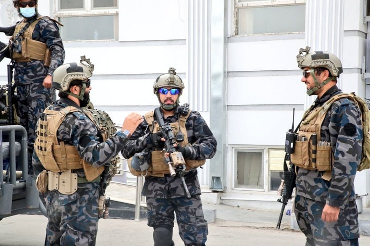 Бойцы ополчения "Талибана" позируют в военных трофеях -  обмундировании, доставшемся с военных складов разгромленной проамериканской армии.