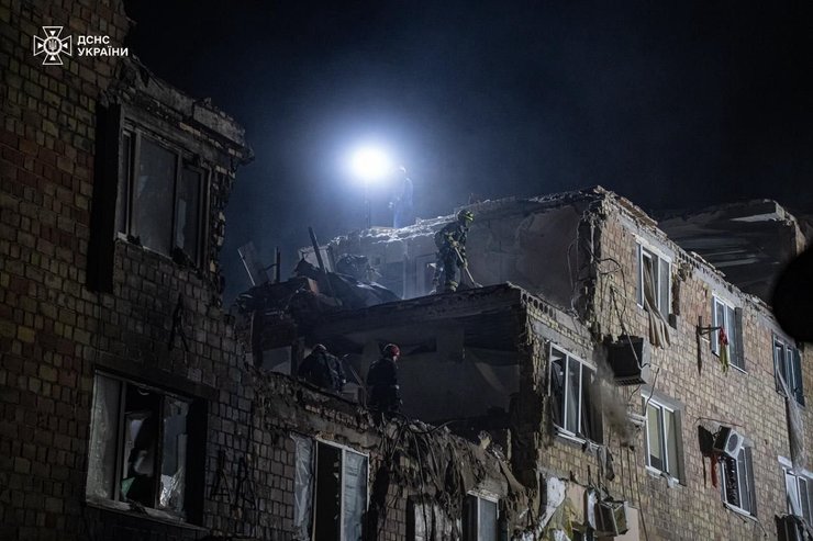 Россияне разрушили дом в Киеве