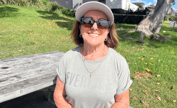 Пляж в Австралии, деньги выбросило на пляж, сумки с деньгами, деньги в море, пачки наличных денег, люди бросились собирать деньги, незаконные деньги