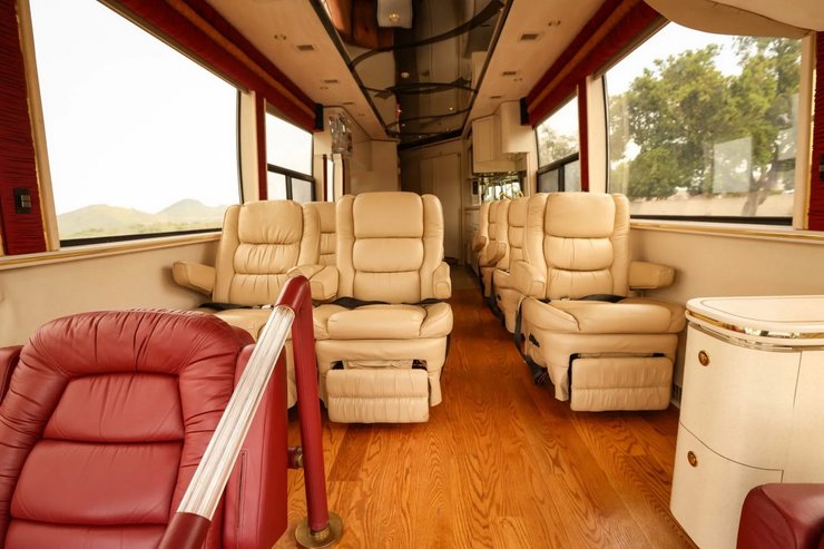 Prevost H3-45 салон, Featherlite Vantare 45, дім на колесах, Джордж Форман