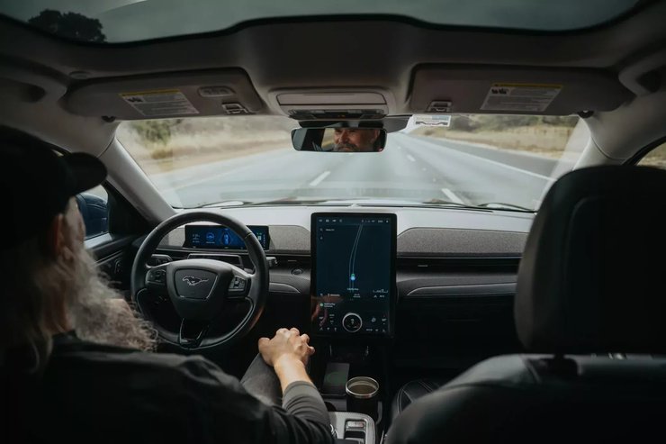 салон Ford Mustang Mach-E