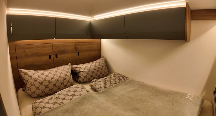 В спальне установили широкую кровать