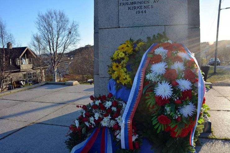 вінок, прапор РФ, меморіал, Норвегія