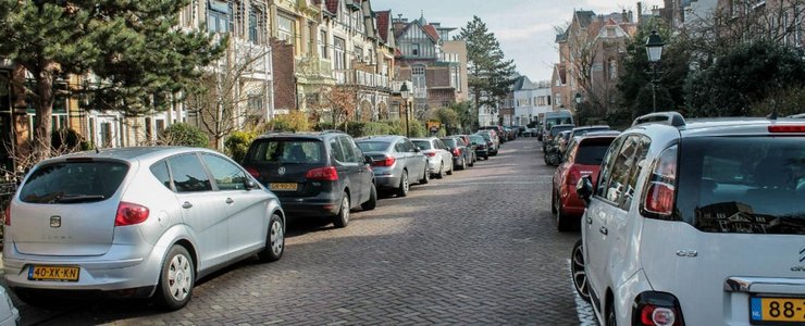 Парковка возле домов