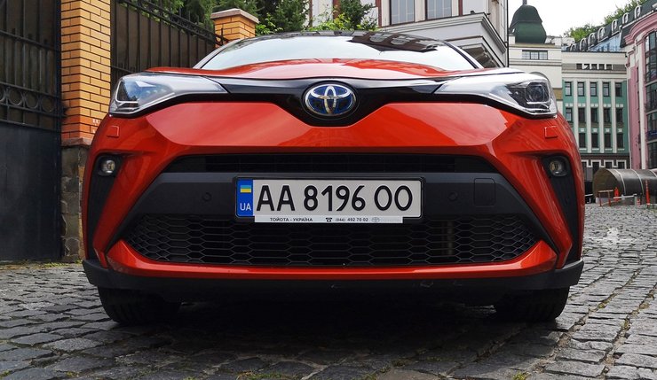 Toyota C-HR фото, фары, вид спереди