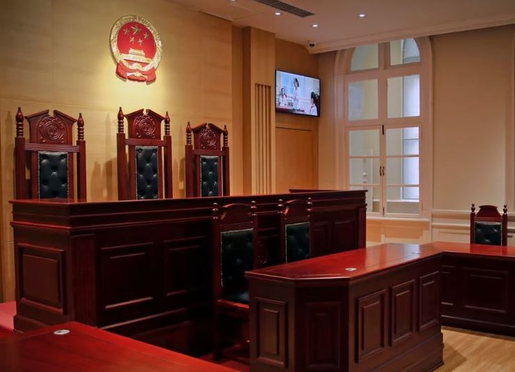 В Китае муж вынес жену на спине из зала суда, развод, скандал, отношения пары, домашнее насилие, брак