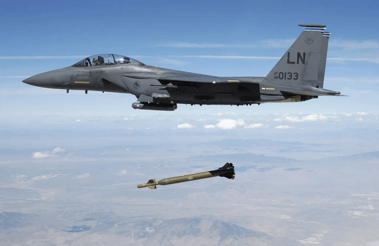 бомба з лазерним наведенням, бомба GBU-28/B Paveway II, Літак F-15E, літак бомбардувальник, авіабомба, стелс-бомбардувальник, B-2A Spirit, високоточні боєприпаси, боєприпаси класу "повітря-земля", боєприпаси з супутниковим на бій, боєприпас GPS Aided Munition, боєприпас GAM, Joint Direct Attack Munition, JDAM, боєприпаси з GPS-наведенням