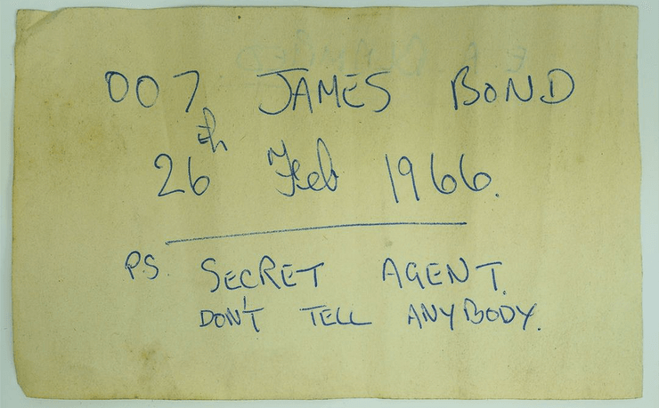 Таинственная записка, послание, раскопки, Джеймс Бонд, старинный замок, заваленный камин, письмо, секретный агент, археологи