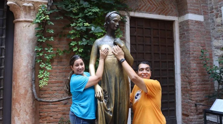 Статуя Джульетты в Италии, статуя, скульптура, туристы, наглые туристы, неосторожные туристы, архитектура, поездка в Италию