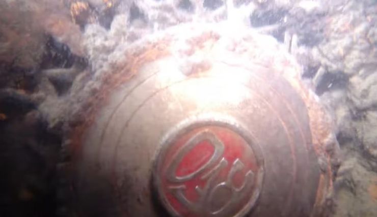 На дне озера нашли затонувшее авто с сокровищами внутри, машина с бутылками виски столетней давности, интересные истории