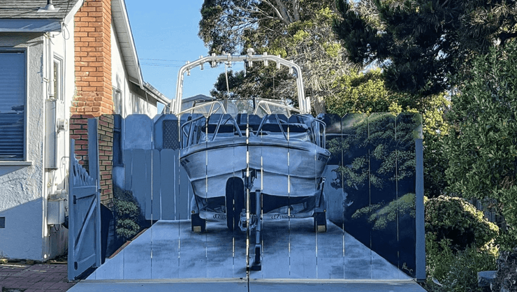 Мужчина нарисовал лодку на заборе, реалистичный рисунок, лодку нарисовали на заборе, оградил лодку, катер, судно, лодка во дворе