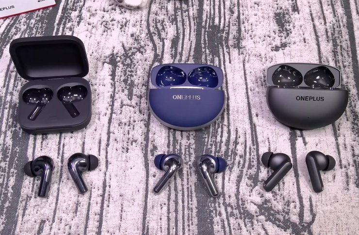 Беспроводные наушники OnePlus Buds 4 с кейсами на столе