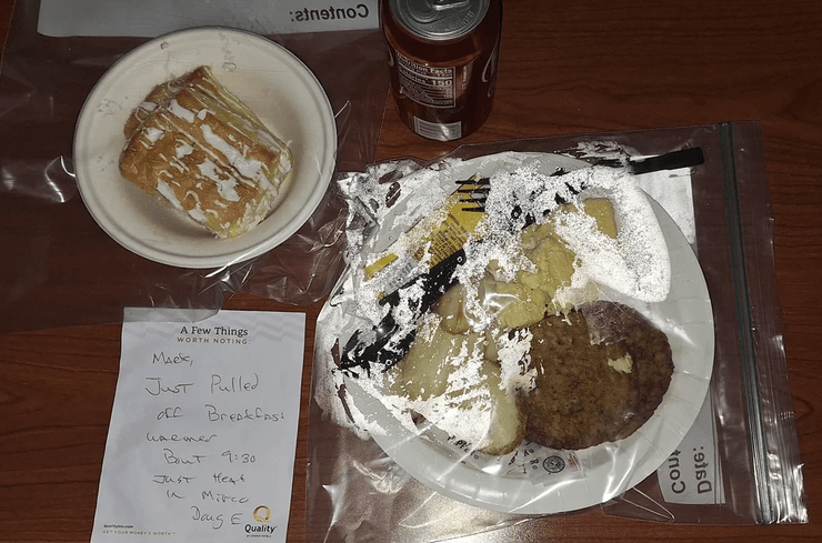 Упакованный завтрак с запиской от сотрудника отеля, булочкой, картофелем, сосисками и банкой газировки