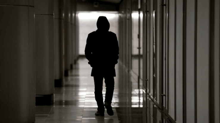 Преследователь, девушка, глухая женщина, написал сообщение, попросила помощи, незнакомец спал женщину, трое преследователей