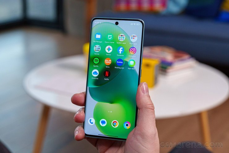 Poco M8 5G смартфон в руке