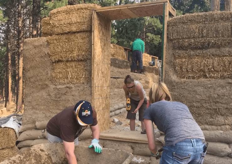 Будинок із природних матеріалів, глиняний будинок, дешеве житло, побудували будинок із глини та соломи, заснували компанію, вчать людей