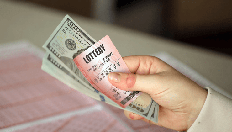 Лотерейный билет, деньги, приз, сорвала джекпот, испытывала стресс, купила собаке Bentley, помогает людям, похудела, начала болеть