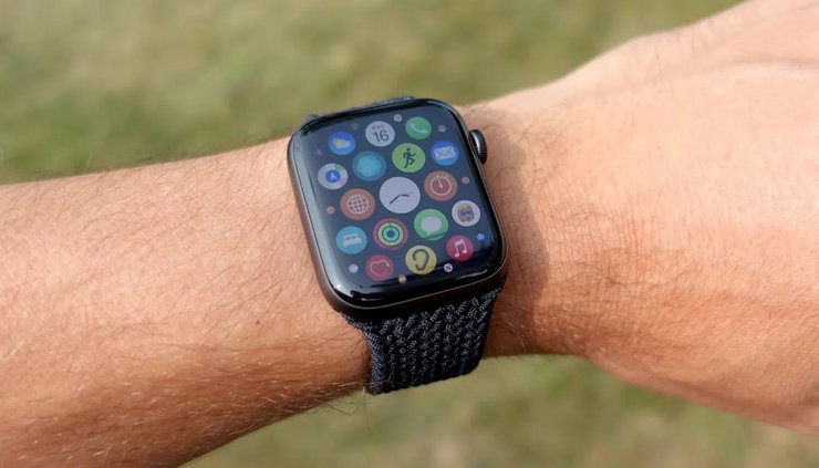 Смарт-часы Apple Watch SE на руке