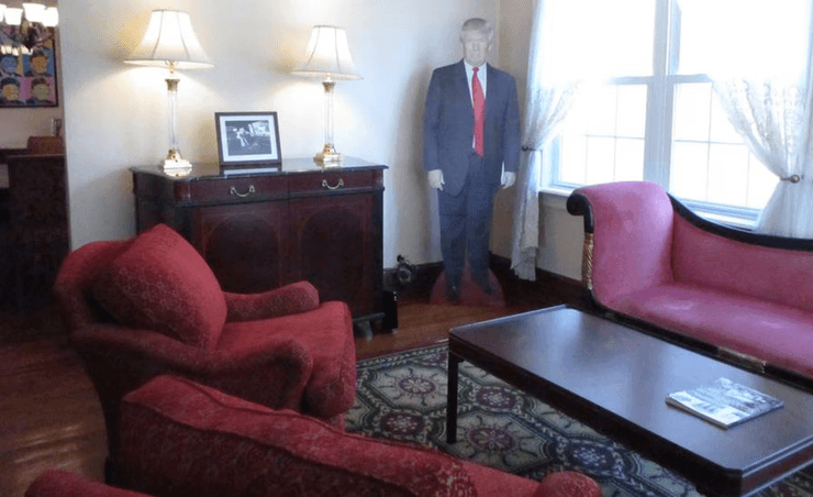 Дом детства Дональда Трампа, дом, жилье, недвижимость, аренда дома, продажа дома, заброшенный дом, соседи ухаживали за домом, бездомные кошки, президент США,