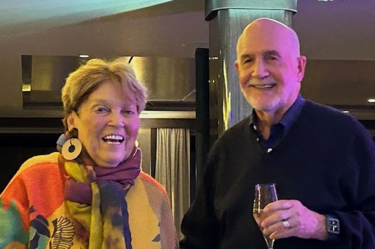 Брюс Вокер, Кетрін Вокер, круїз, шампанське