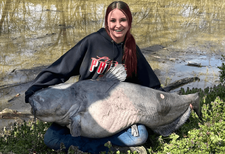 Девочка поймала огромного сома, большая рыба, рекорд штата
