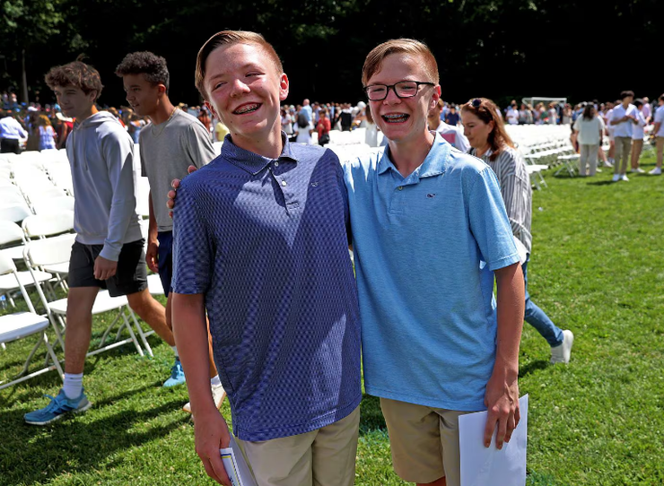 23 близнеца стали выпускниками одной школы в США, внешность рекорды, аномалии, курьезы