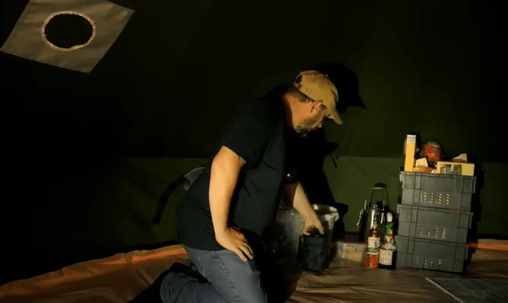 Супруги живут в палатке, супруги потеряли дом, возвращение из отпуска, арендная плата, семья без дома, жизнь в кемпинге