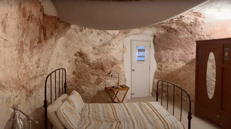 Квартира під землею, місто під землею, люди живуть під землею, шахтарське містечко, Кубер-Педі, блогер, нестерпна спека,