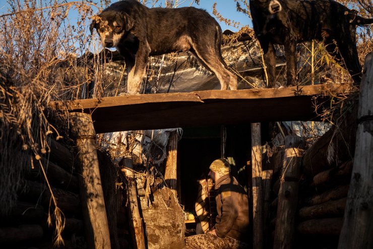 Украинский солдат в окопе под Авдеевкой