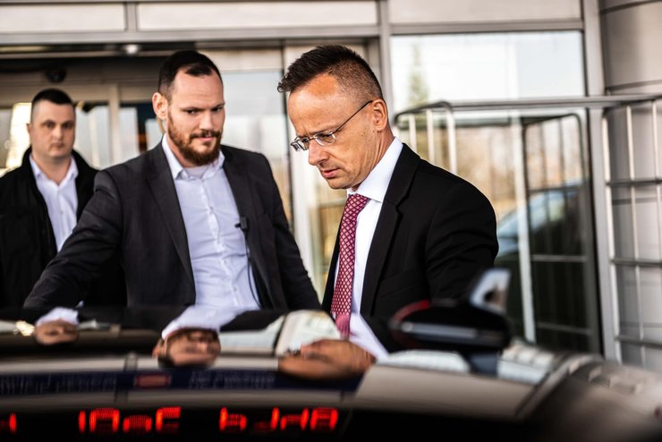 Венгрия обжалует передачу Украине поступлений от замороженных активов РФ, заявил Петер Сийярто