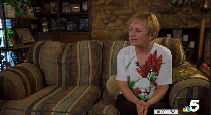 Жінка, яка отримала листівку, відправлену 17 років тому