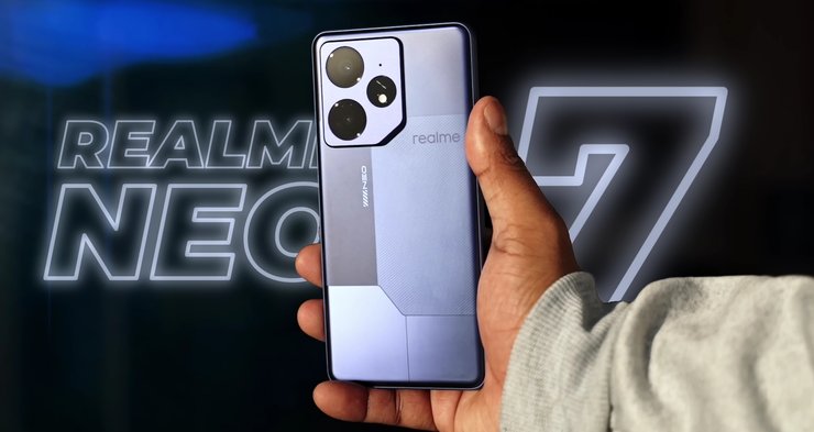 Мужчина держит в руках смартфон Realme Neo 7