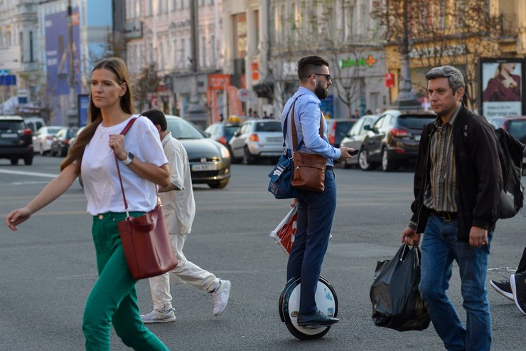 моноколесо, електросамокати на тротуарах
