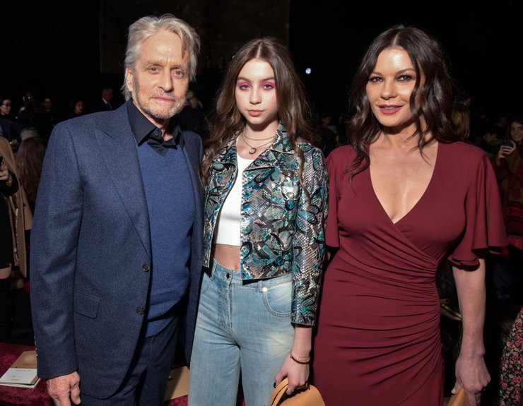 Кэтрин Зета-Джонс и Майкл Дуглас с дочерью