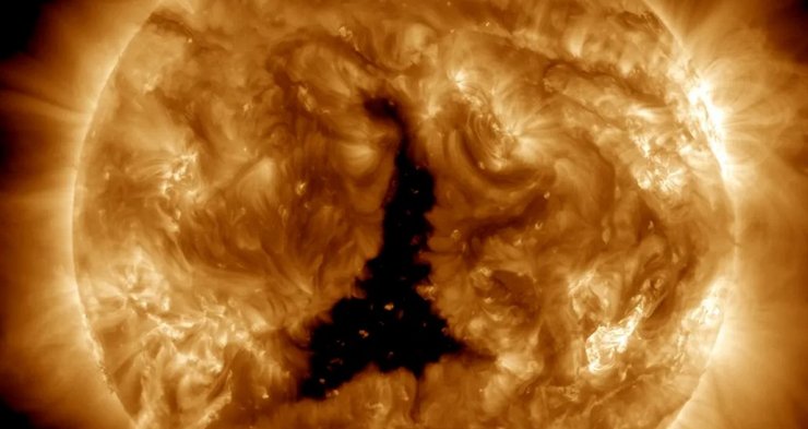 Солнце, корональная дыра