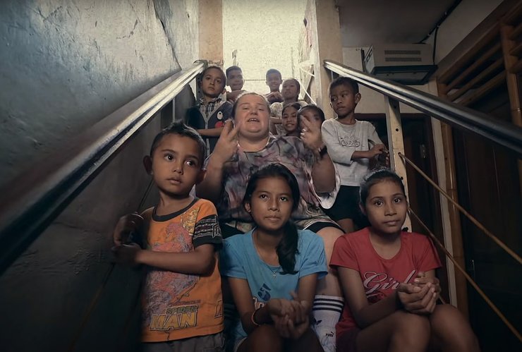 фото, кадр из клипа Тихо діти сплять Аlyona Аlyona      