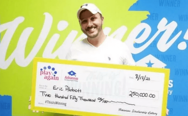 Переможець лотереї, виграв у лотерею, приз, гроші, чек, лотерейний білет, виграв після звільнення,