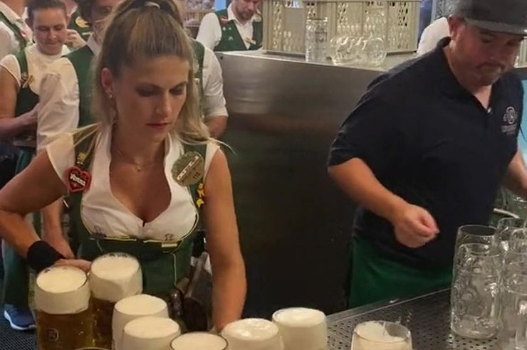 Официантка на Октоберфесте, Верена Ангермайер, официантка, пиво, бокал с пивом, Октоберфест, праздник пива, кружка с пивом