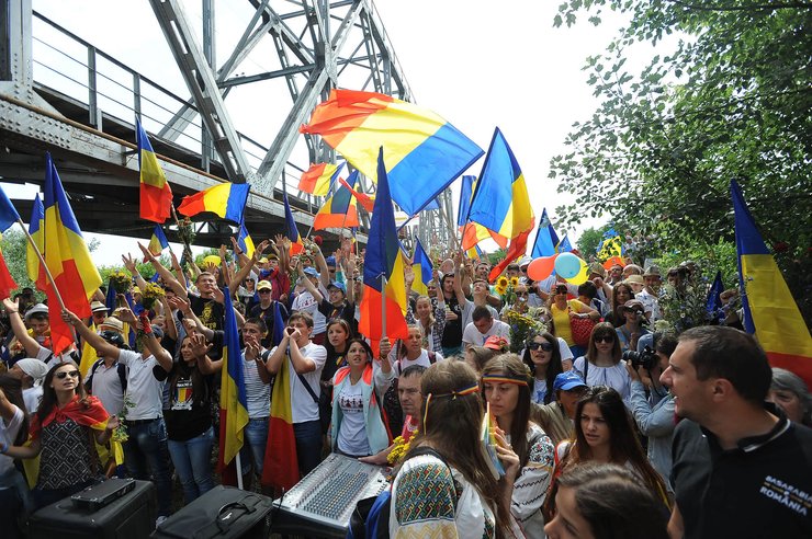 Молдова, Румыния, мост цветов, река Прут, акция, железный занавес