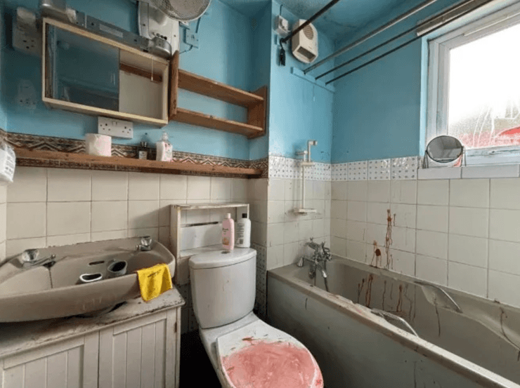 На фотографіях з ванної кімнати видно червоні плями