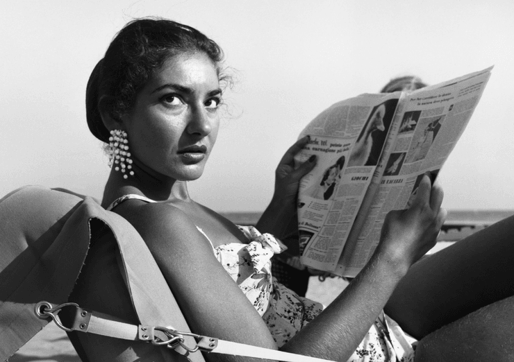 Мария Каллас с газетой