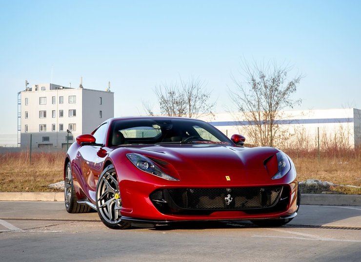Ferrari 812 Superfast, новые суперкары, роскошные авто, самые дорогие авто в Украине