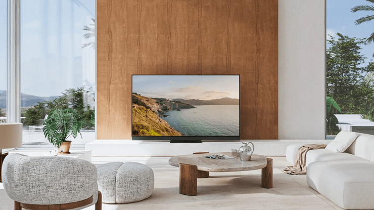 Телевизор Panasonic Z95B в гостиной